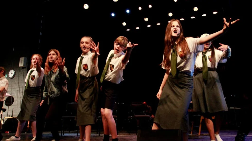 Lågstadieelever, högstadieelever och gymnasieungdomar medverkar i "I wanna rock".