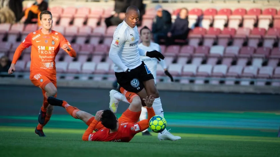 Jesper Björkman (till vänster) jagar Örebros Carlos Strandberg när AFC mötte ÖSK förra fredagen på Tunvallen.
