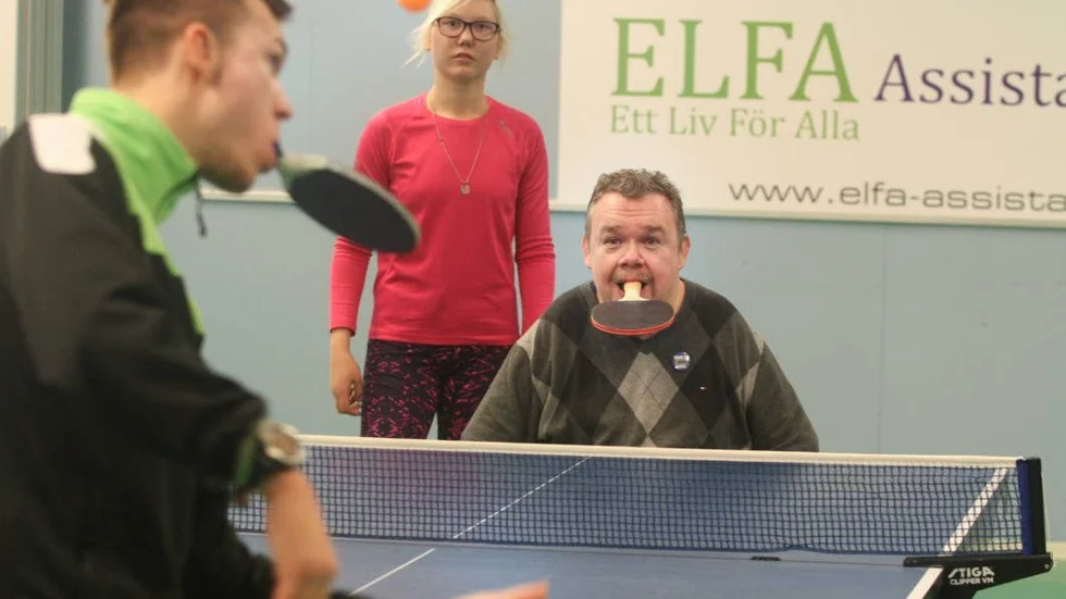 Tungan rätt i mun eller rättare sagt racket rätt i mun. Niklas Westerberg från IFA Eskilstuna och David Lega bjöd på uppvisning under eftermiddagen.
