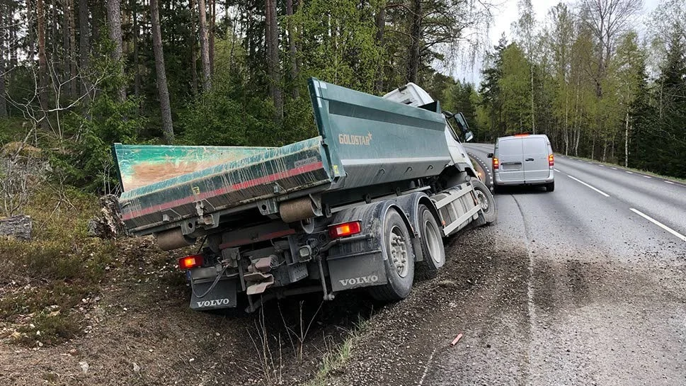 En lastbil hamnade i diket vid motsatt körbana utanför Vagnhärad under tisdagsförmiddagen.