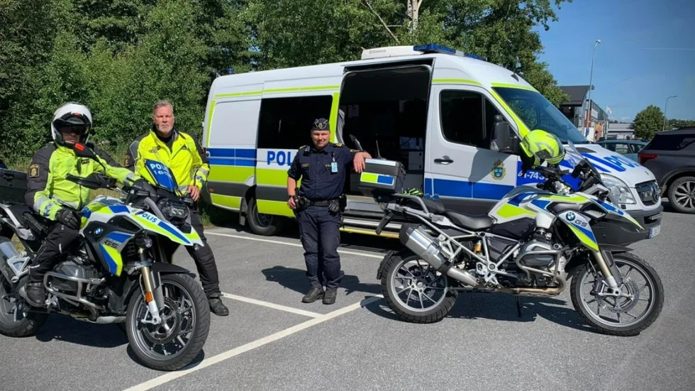 Trafikpolisens gruppchef i Eskilstuna, Björn Thunberg, jämför rattsurfandet med tidigare bältesproblematik: "Vi har fått folk att förstå att använda bilbältet, nu måste vi jobba stenhårt med att få folk att sluta använda telefonen."