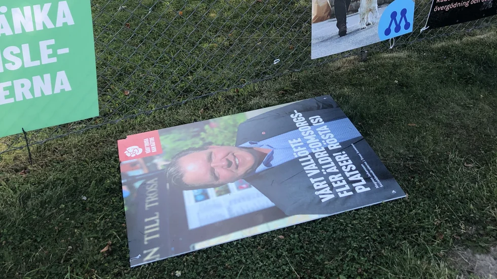 Sedan valröreslen började för en vecka sedan, så har Socialdemokraternas valaffischer förstörts och rivits ner.