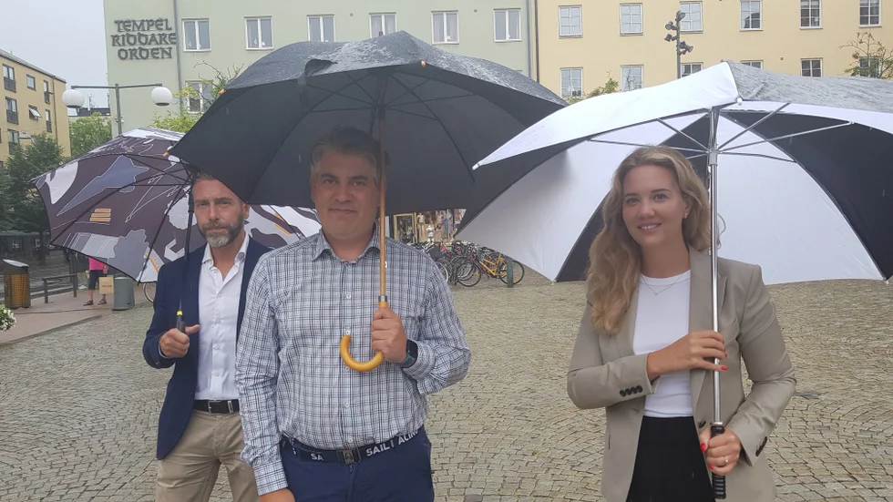 Denisé Cassel (KD), kommunstyrelsens första viceordförande, Niklas Borg (M), kommunstyrelsens ordförande och Anders Fernemark, säkerhetsansvarig på Linköpings kommun berättar om nya bevakningskameror som ska installeras.