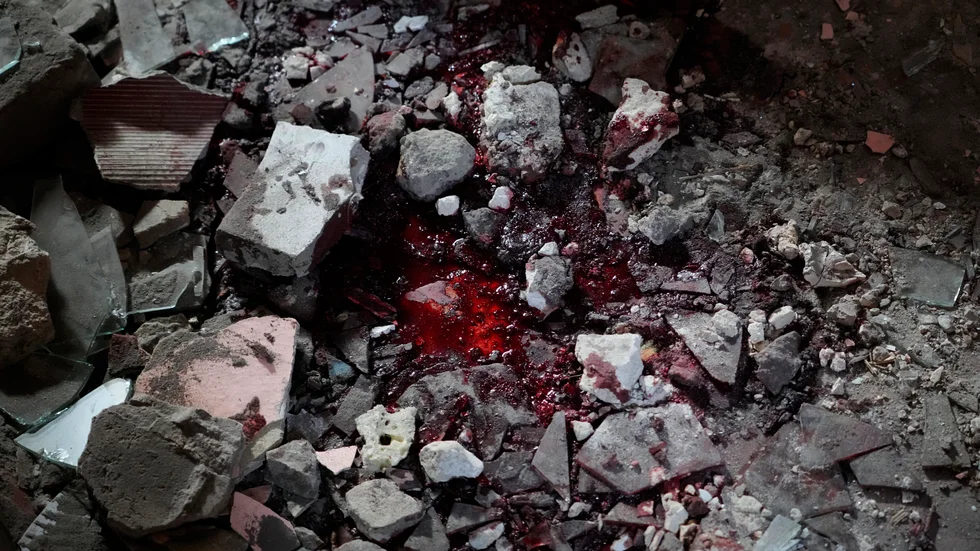 Svensk media har visat sig vara mottaglig för rysk propaganda, men bakom Rysslands desinformation döljer sig en verklighet präglad av krigsbrott, mord och blod. (TT)