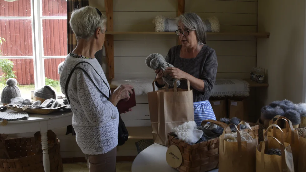 Anna-Carin Sundqvist äger Avans gårdsbutik och säljer bland annat korv, skinn och ullgarn från egenuppfödda får.