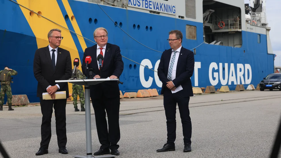 Försvarsminister Peter Hultqvist (mitten), Danmarks försvarsminister Morten Bødskov (tv) och Norges försvarsminister Bjørn Arild Gram (th) möttes under måndagen i Malmö hamn.