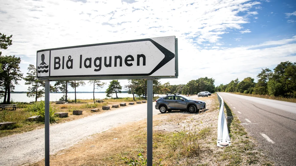 Parkeringen vid Bästeträsk används flitigt av de som ska bada i kalkbrottet. Nu har det satts upp ett skyddsräcke mot vägen så att parkeringen kan enkelriktas.