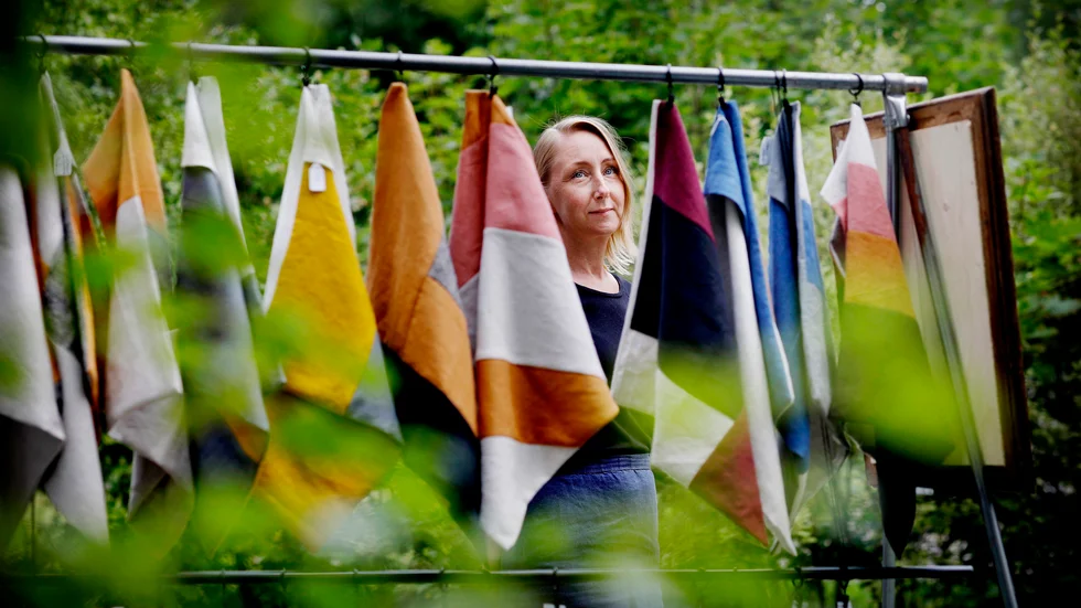 Naturnära och naturligt – efter att ha blivit sjuk av en möglig lägenhet hittade Anne-Lie Smith sin oas och väg tillbaka vid Holmsjön i Husby Rekane. Nu satsar hon på egen webbutik och lagerbutik under namnet Naturligt & återbruk. 