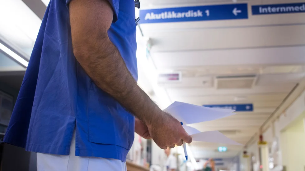 Många vill göra mycket för att förbättra sjukvården. Men mer eller mindre bakbundna av personalbrist är det inte mycket som sjukvårdspolitikerna kan göra.