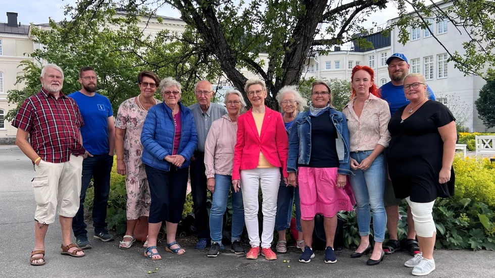 Kristdemokrater på sommarutfärd. Från vänster: Olof Hammarbäck, Lucas Eriksson, Gun-Marie Hammarbäck, Ingrid Nilsson, Nils-Olof Nilsson, Berit Lundgren, Helén Lindbäck, Ingrid Isaksson, Eila Stenvall, Malin Viklund, Daniel Bylund och Nickolina Burvall Nilsson.