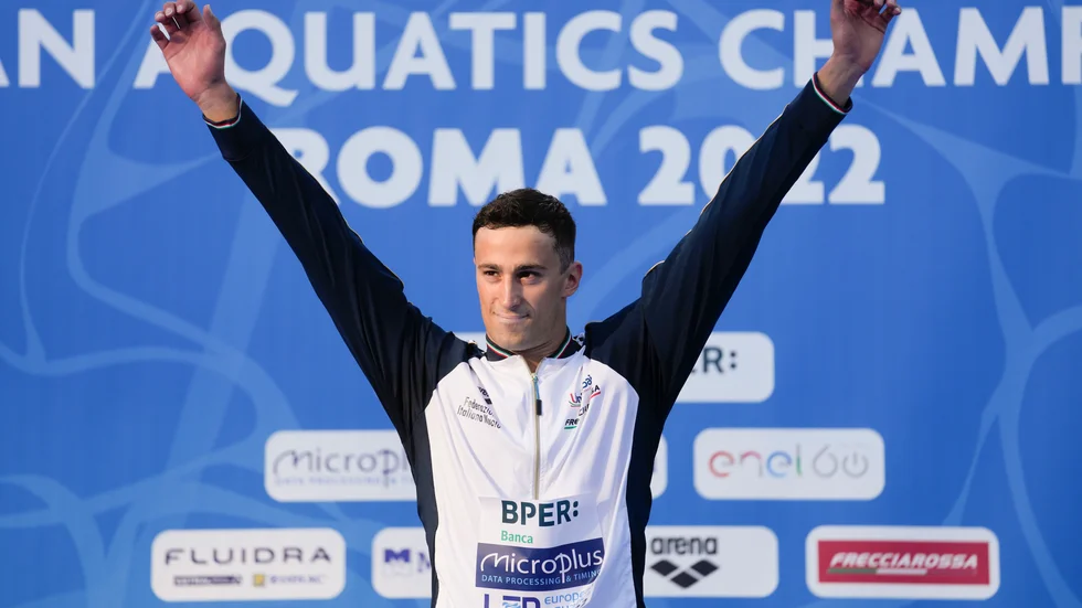 Alberto Razzetti jublar över EM-guld på hemmaplan.