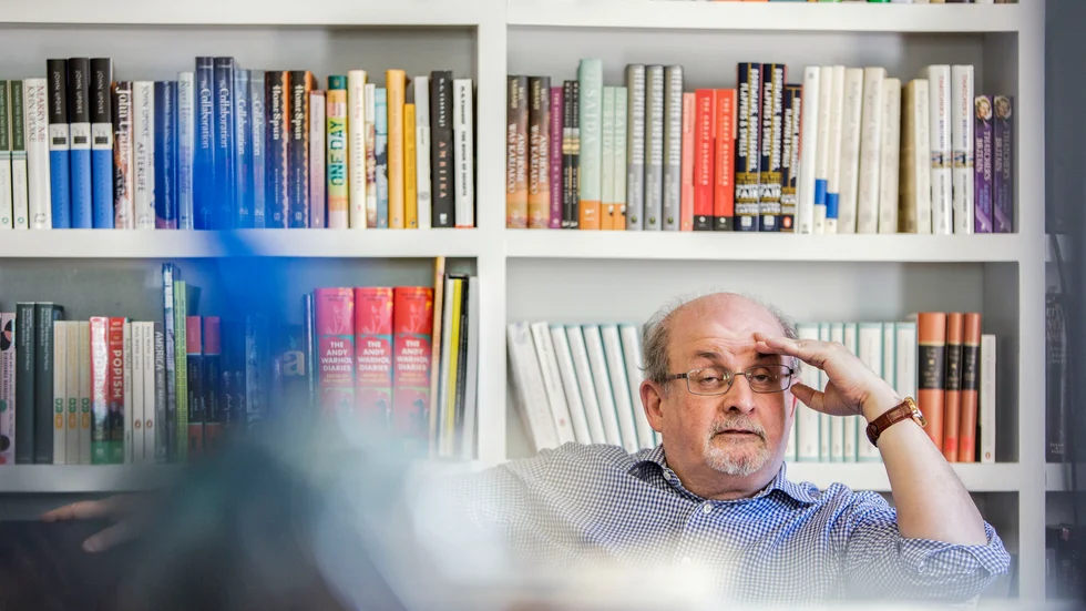 Under ett framträdande i New York knivhöggs den 75-årige författaren Salman Rushdie.
