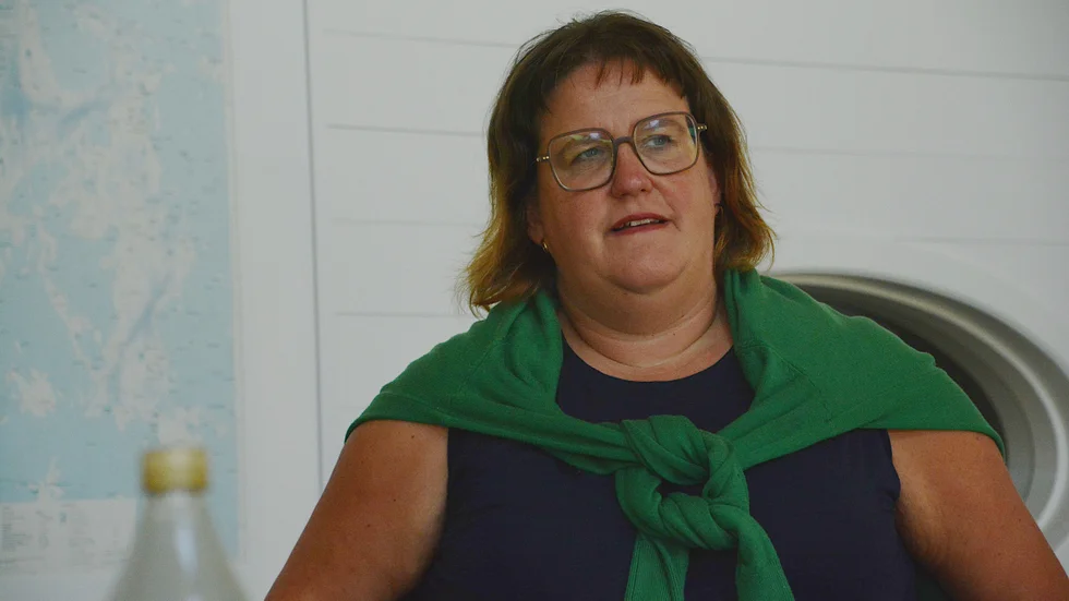"Vi fortsätter med underhållssatsningar av vägen, i väntan på en ombyggnation, som breddningar på olika ställen", säger regionråd Karin Helmersson (C).