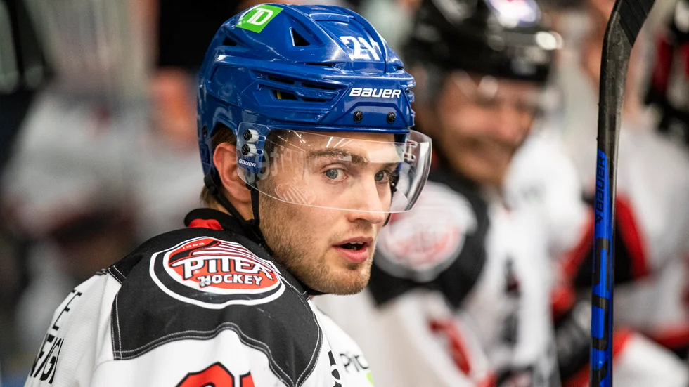 I förra veckan lirade Vancouverforwarden Nils Höglander en internmatch med Piteå Hockey. Han försöker komma i så bra form som möjligt innan NHL-klubbens träningsläger i september. 