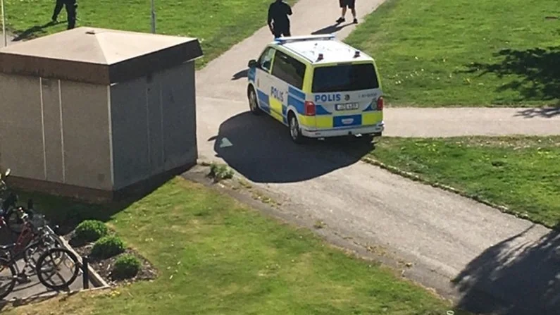 Poliserna närmade sig mannen med försiktighet. Enligt ett vittne bar mannen på något slags tillhygge.
