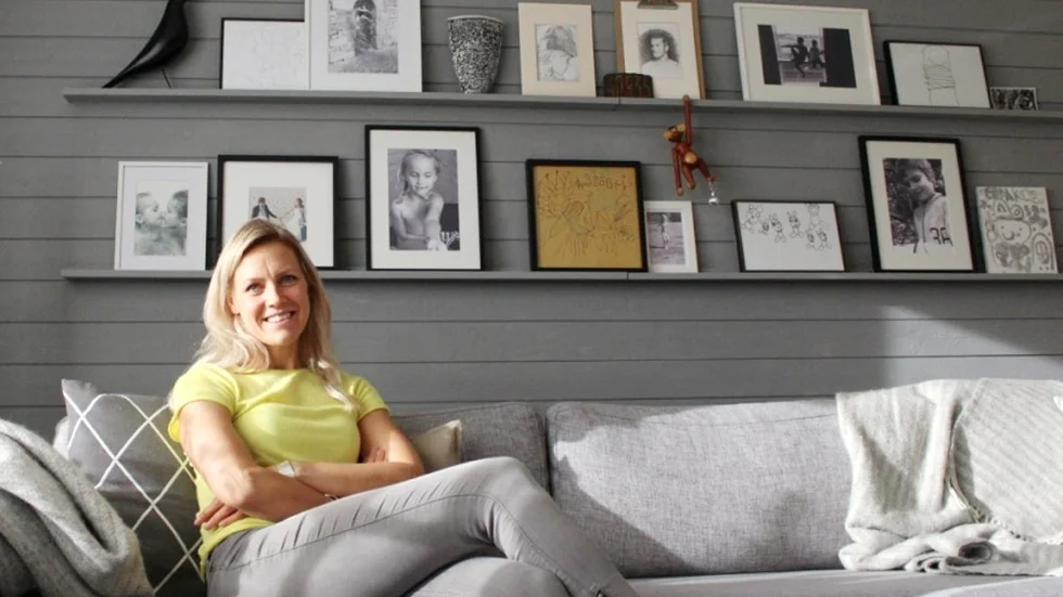 Inredningsarkitekten Maria Kingsley från Gnesta är en av programledarna för "Bygglov" på TV 4. Hemma inreder hon helst stilrent med naturmaterial och i gråskalor. "Jag jobbar så mycket med färg annars", säger hon.