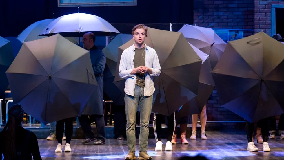 Daniel Geite (i dreadlocks) spelar hårde gangstern Riff i West Side Story där han har en framträdande roll.