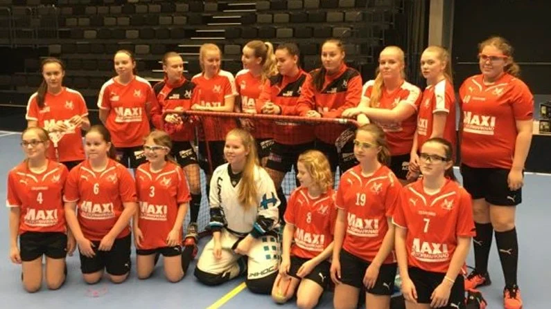 Ett av lagen som testspelade Stiga Sports Arena. Moa Nyqvist (nummer 4, sittandes längst ned till vänster) blev den historiska första målskytten.