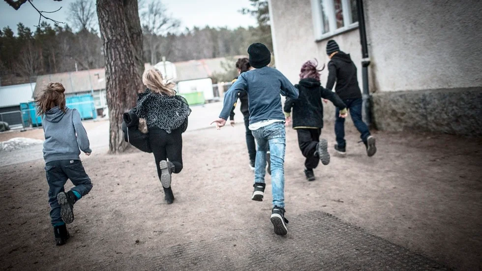 Klass 4.1 fick bråttom in på lektionen. Eller så sprang de bara för att slippa kylan.