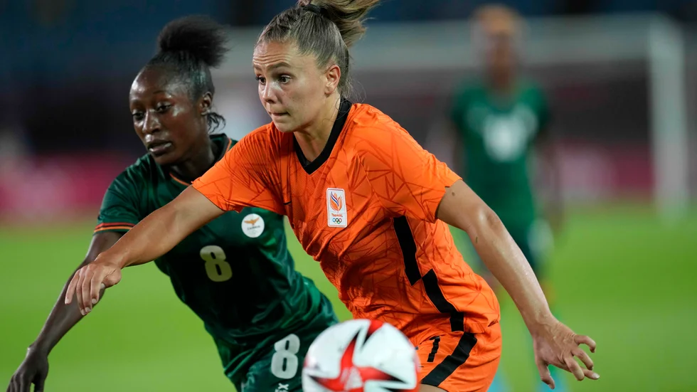 Lieke Martens, till höger, i en landskamp med Nederländerna. Arkivbild.