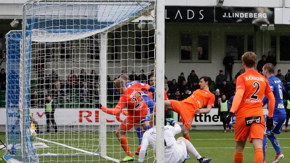 Eskilstunakillen Marcus Danielsson har precis nickat in 3–1 till Sundsvall och blir liggande inne i målet.
