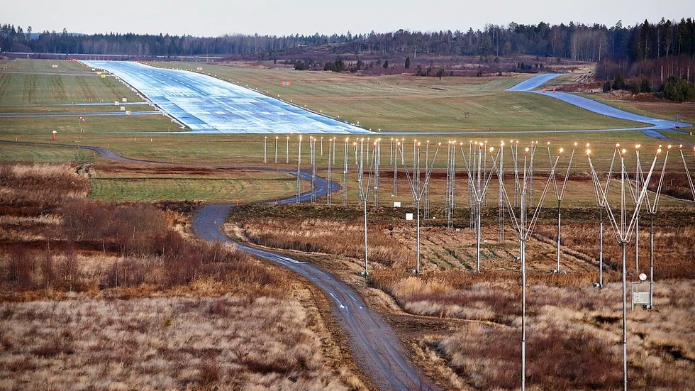 Peter Maier är mycket besviken på kommunens planer att starta en pilotutbildning på Kjula flygplats. Foto: Mikael Andersson