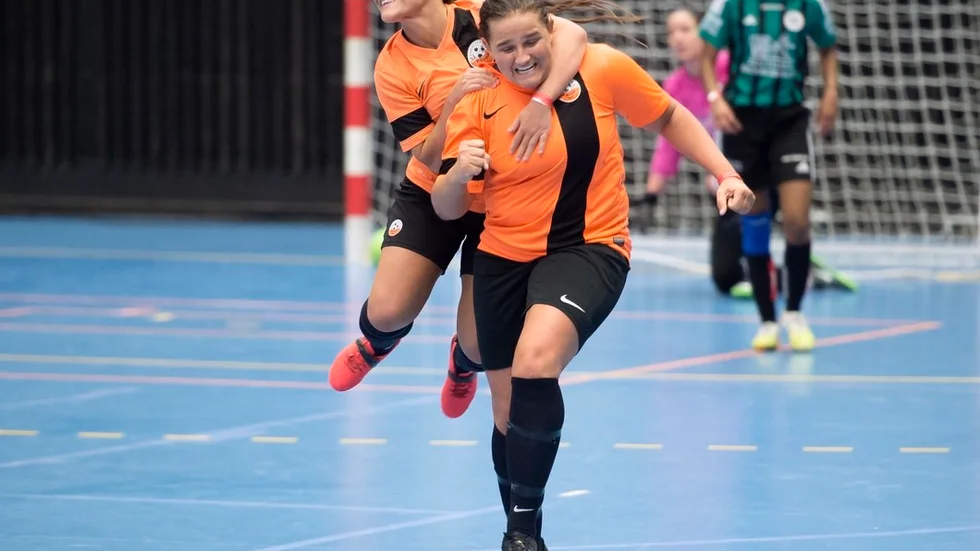 Segerjubel och glädje för Sätra SK, där Edina Begovic, den tidigare IFK Nyköping-stjärnan, avgjorde finalen mot Stuvsta.