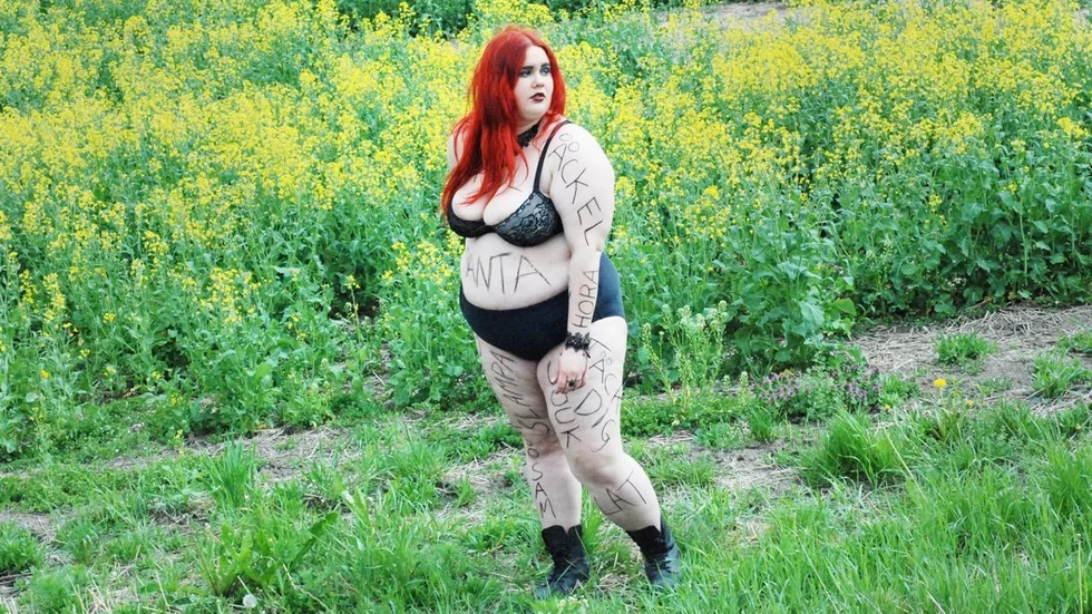 Josefine Nylanders har fått ta emot en hel del hat och hot genom åren. Hon bearbetar det genom att skriva om det.