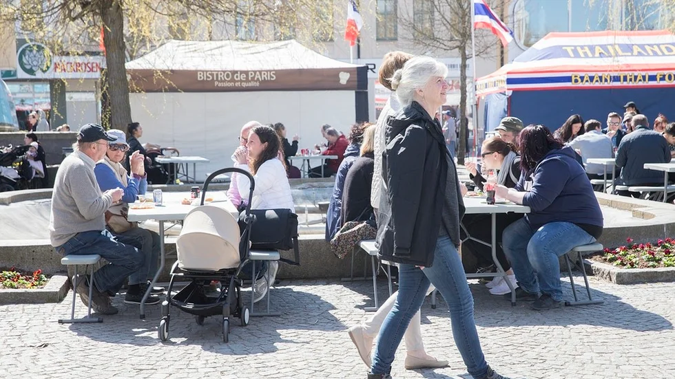 På torget finns bord och bänkar att slå sig ner vid för att äta marknadsmaten.