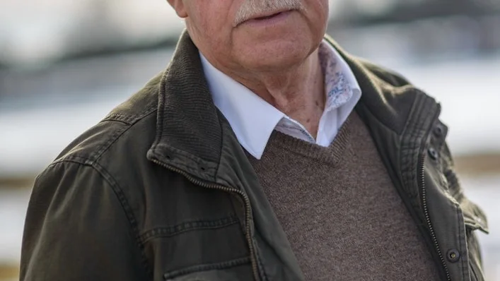 Som ung drömde Sverker Olofsson om att bli lärare, men så kom journalisten Siewert Öholm med ett erbjudande om att börja på radion och bevaka Vännäs kommun.