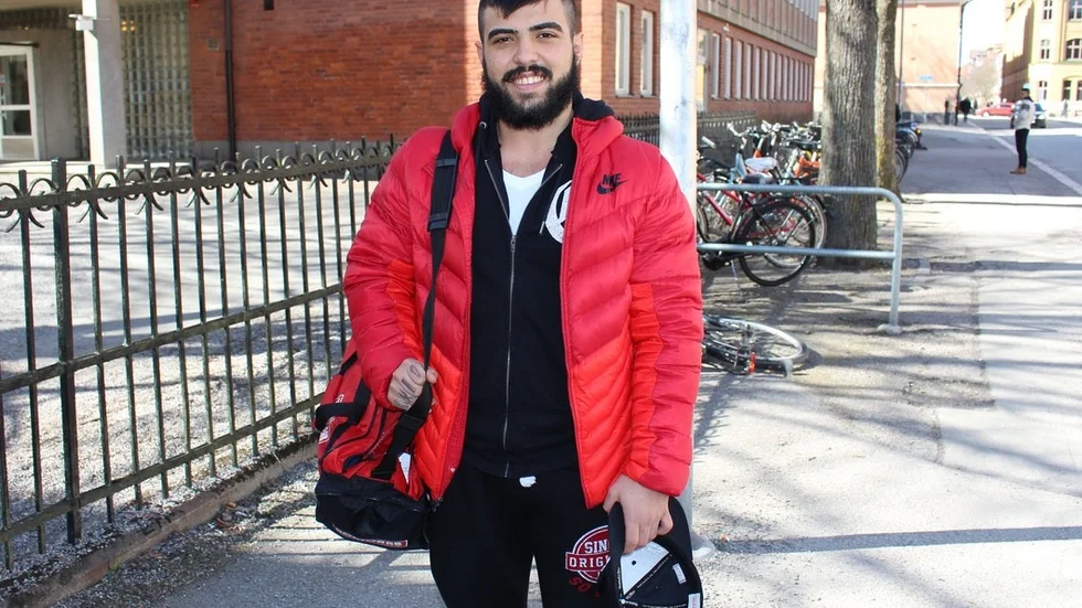 Sparar du pengar? Ayham Jouban, 19, Eskilstuna. Ja, jag får 1 050 kronor från CSN som jag försöker spara för sommaren och framtiden. Ibland jobbar jag i en frisörsalong. De pengarna använder jag till att exempelvis gå ut med kompisar.