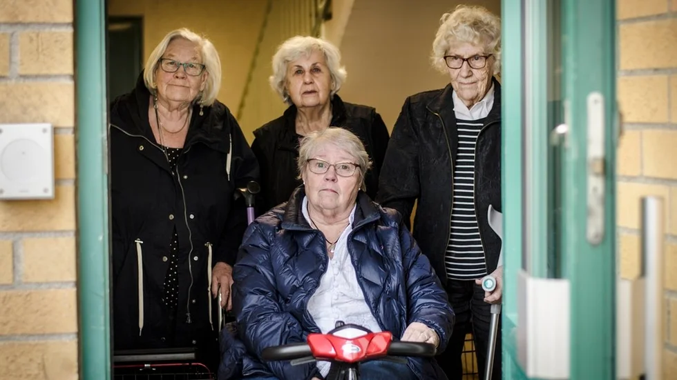 Inger Sandberg Åhlund, Maivor Åström, Ann-Marie Lundberg och längst fram Inger Ehrfeldt samlade vid porten där de vill ha en automatisk dörröppnare.