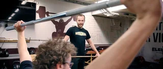 Konstnären och rockmusikern gubbtränar tillsammans