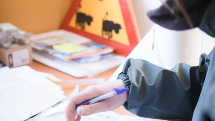 Att vara distriktsveterinär innebär mycket pappersarbete. "Jag arbetar helt själv och det är ju mycket jobb runtomkring med journalföring, skriva intyg, beställa mediciner och fakturera."