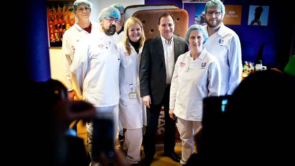 Stefan Löfven spenderade fredagseftermiddagen tillsammans med arbetarna på glassfabriken i Flen.