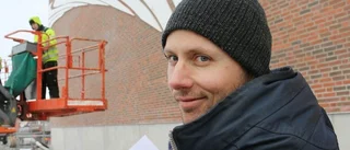 Möjligheternas dörrar monteras på Stiga Sports Arena i Eskilstuna