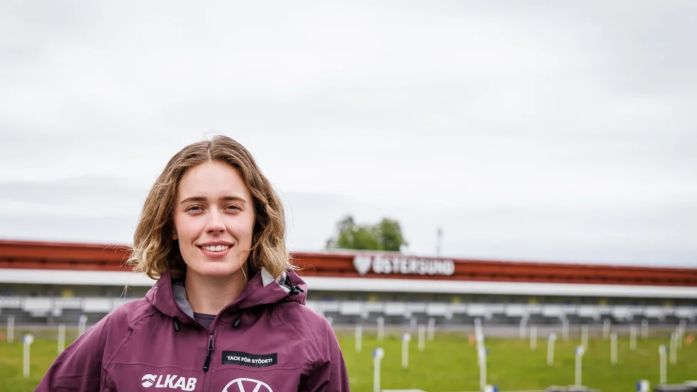 Elvira Öberg fick en smakstart på helgens SM-tävlingar i Östersund. Hon vann överlägset guld på kortdistans. 