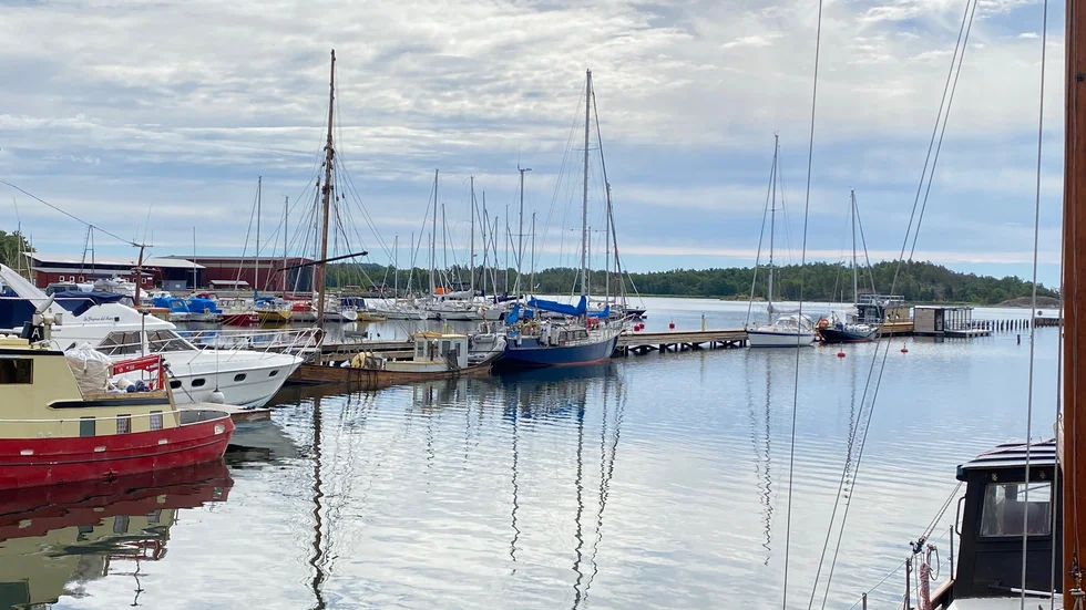 En träbåt sjönk i Blankaholms gästhamn på fredagsmorgonen. Initialt hade dock inget bränsle läckt ut, konstaterade räddningstjänsten.