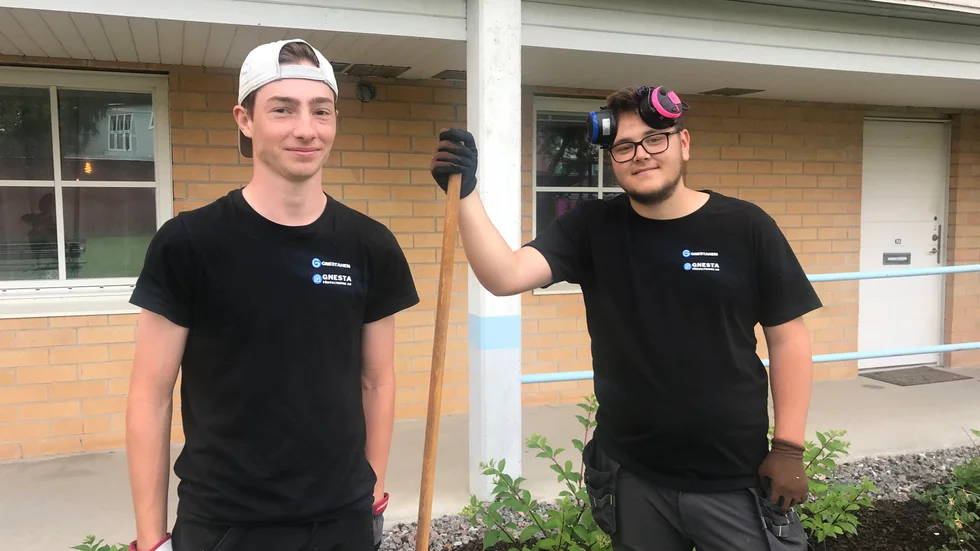 Oliver Larsson Westlund och Adam Altåker sommarjobbar för Gnestahem och tycker att det är ett bra sommarjobb.