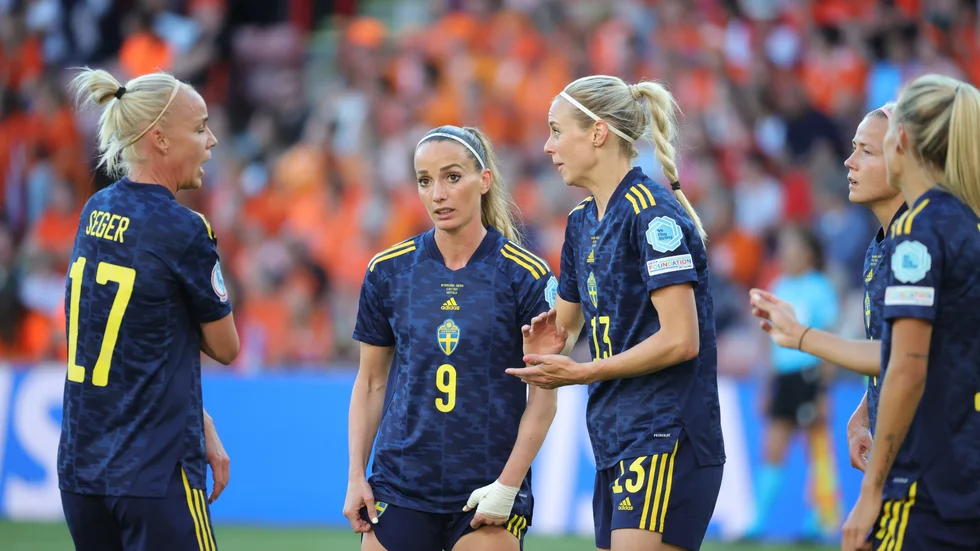 Caroline Seger, Kosovare Asllani, Amanda Ilestedt och Hanna Glas under EM-premiären mot Nederländerna. Efter 1–1 i lördagens match är det fortsatt öppet i grupp C.