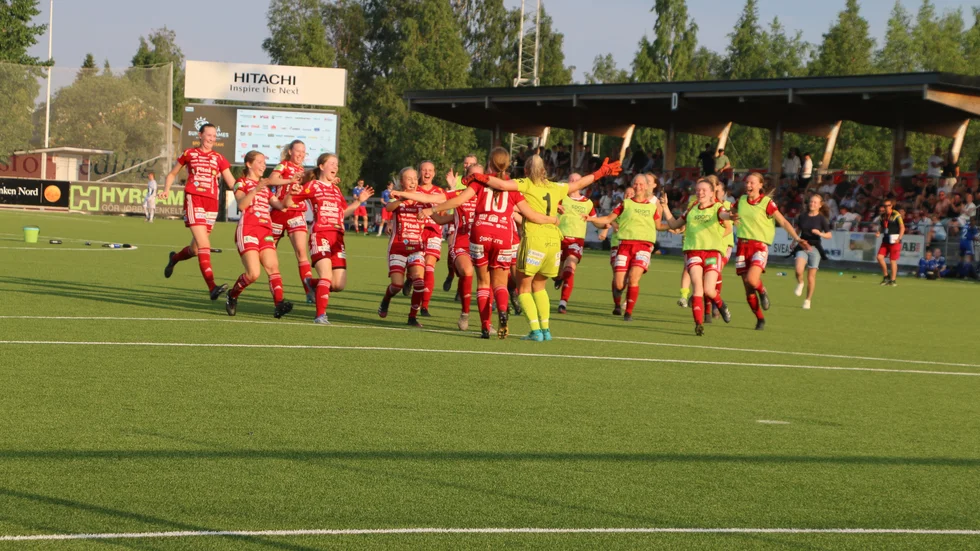 Jubelscener direkt efter Piteås straffseger mot Storfors. 