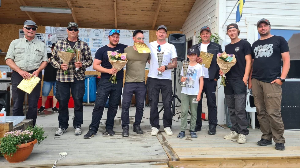 Från vänster 3:e plats Team Storsloken, Stugun, Jon Jonnsson, Bengt Norberg. 2:a Team Tybert/Malmis, Arjeplog, David Svensson, Kristian Sundström, Jonathan Fjällman. 1:a Team North Western, Malå, Eije Bjuhr, Robert Öberg och sönerna Harry Öberg och Albin Bjuhr.