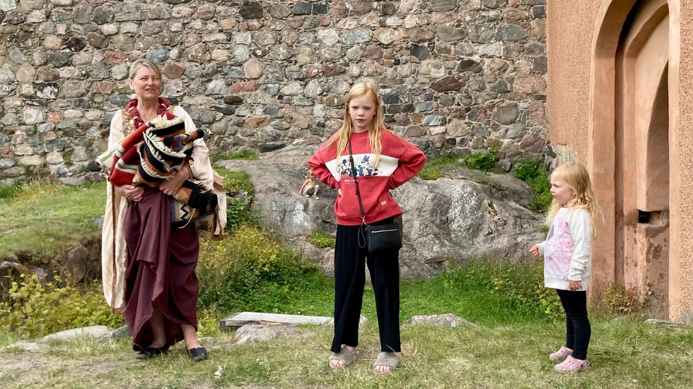 Systrarna TuvaLii och Vilde var båda nöjda med barnteatern Lilla gästabudet.