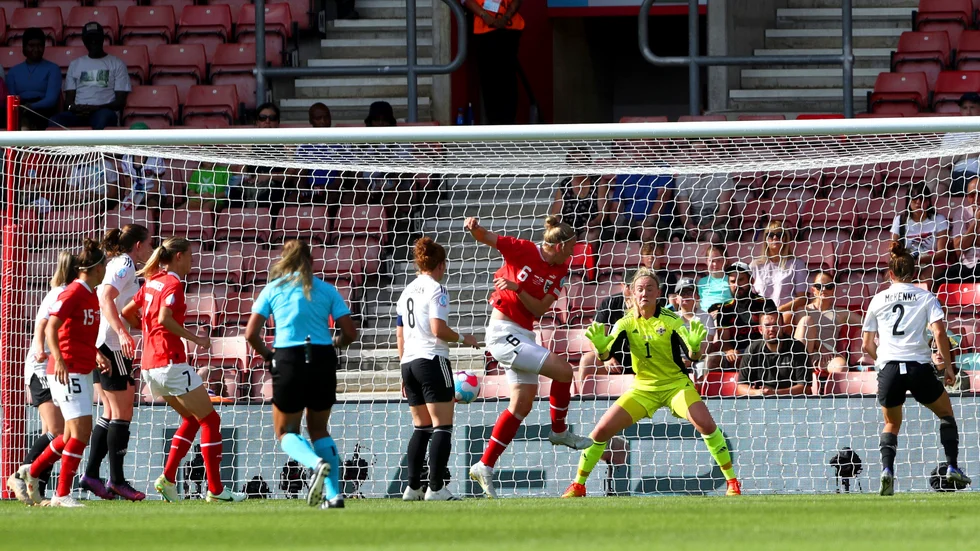 Österrikes Katharina Schiechtl, i mitten, satte 1–0 mot Nordirland.