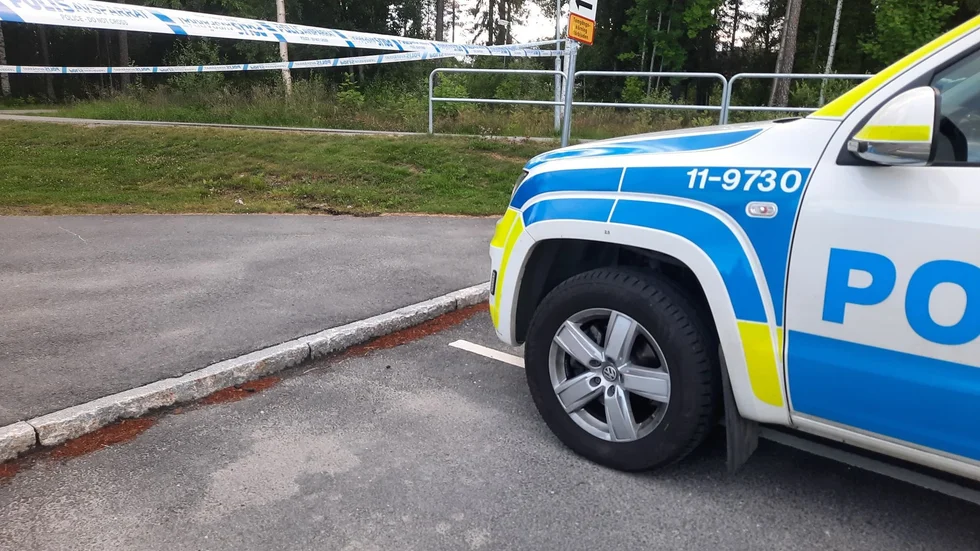 En svårt skadad person anträffades utomhus på Morö Backe. Polisen har inlett en förundersökning om försök till mord.
