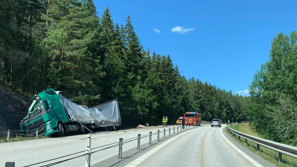 Lastbil i diket norr om Gamleby.