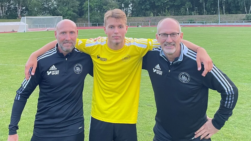 Katrineholmstrion med ledarna Fredrich Innocenti och Peter Tillqvist som flankerar Jeremia Vikingsson efter finalsegern i distriktspojkcupen.