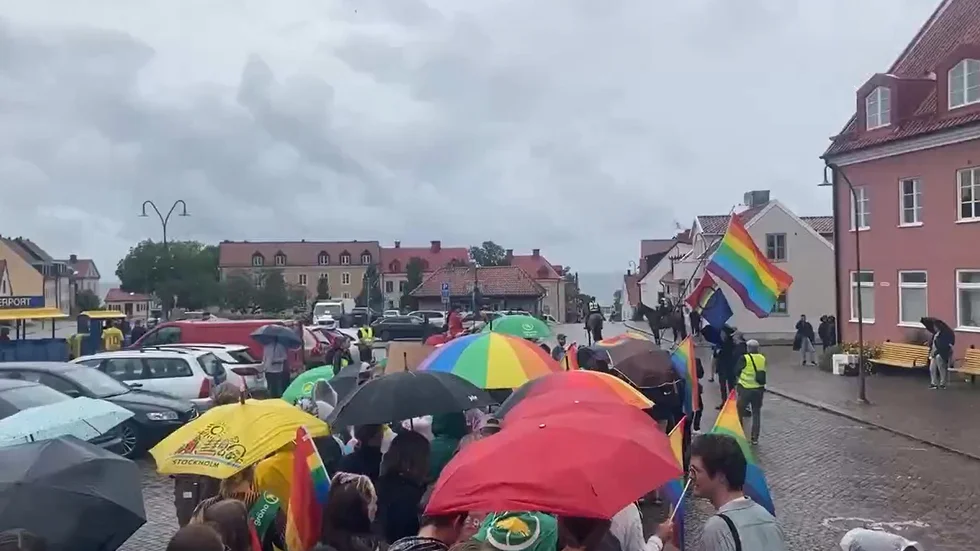 Mångfaldsparaden tågar från Söderport i Visby.