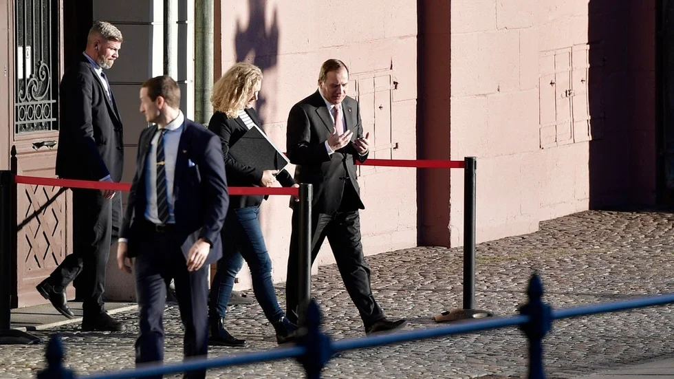 För att bli statsminister måste Stefan Löfven (S) acceptera en regeringspolitik som på centrala områden ligger rejält till höger om det egna partiet.
