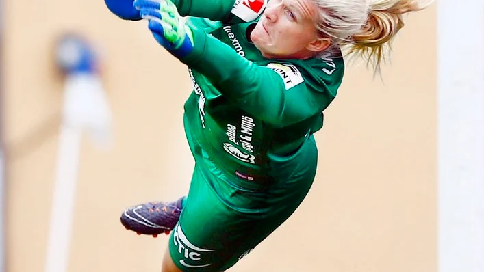 Emelie Lundberg i Eskilstuna Uniteds mål, här räddar hon en straff i Damallsvenskan.